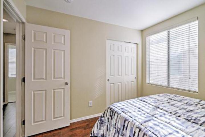 Single House 7 Miles to Strip and Town Center