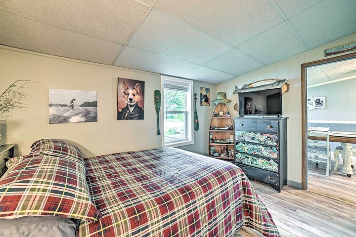Riverfront Home w / Dock 6 Mi to Cheboygan!