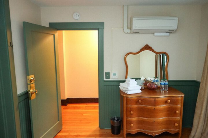 Room 33 of 48