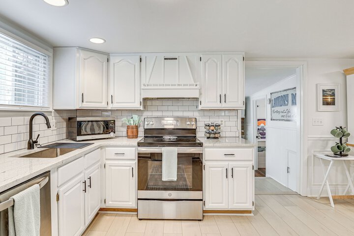 Family Home w / Hot Tub: 1/2 Mi to Lake Milton