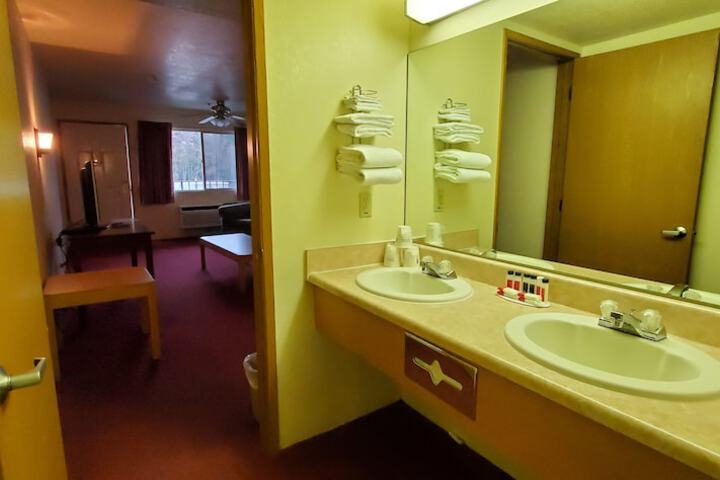 Olympic Inn & Suites