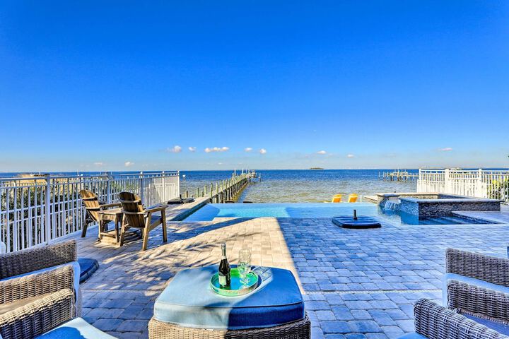Apollo Beach House w / Private Pool + Hot Tub
