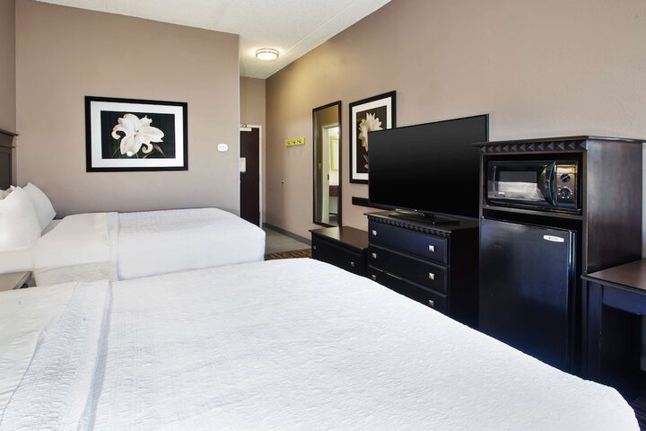 Hampton Inn & Suites Cleveland-Airport / Middleburg Heights