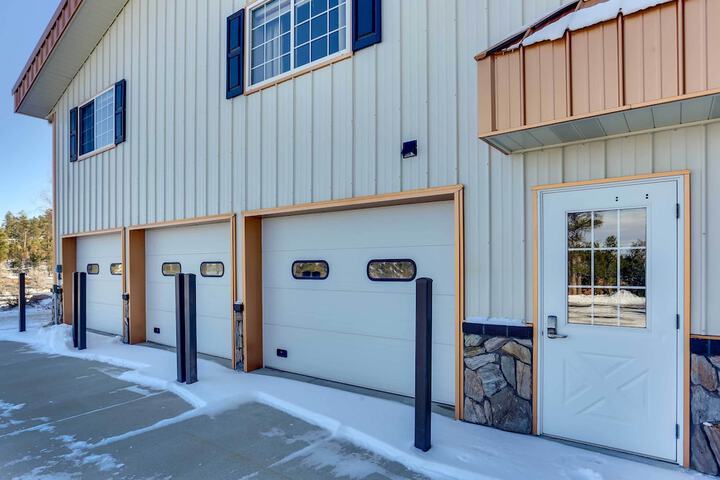 Centrally-located Deadwood Apt w / Mountain Views!