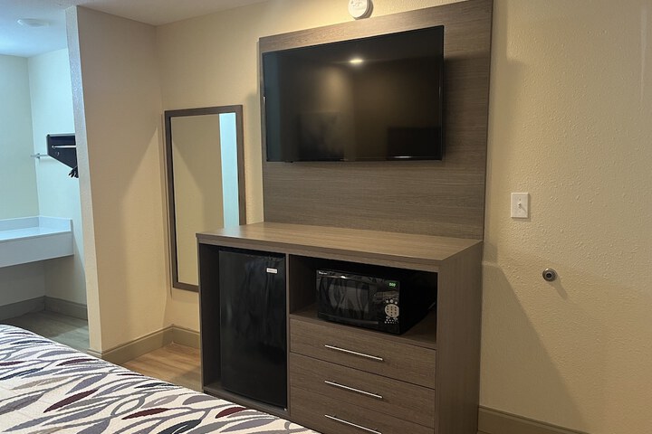 Room 6 of 16