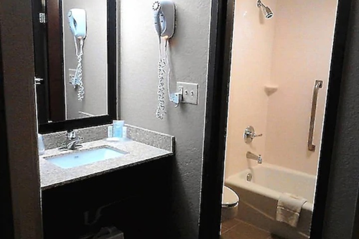 Comfort Inn & Suites Evansville Airport