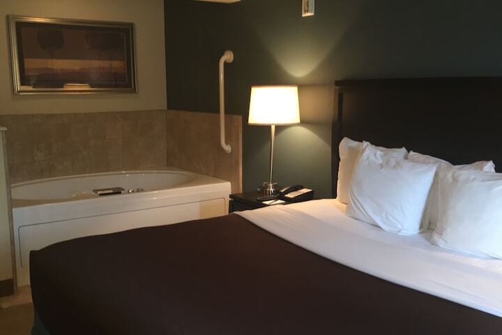 AmericInn by Wyndham Monmouth