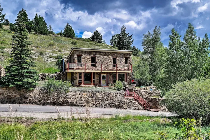 Cozy Home w / Deck & Mtn Views Walk to Casinos