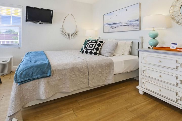 Room 102 of 158