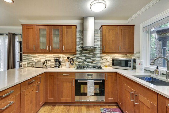 Lake Oswego Home w / Deck 9 Mi to Downtown Portland