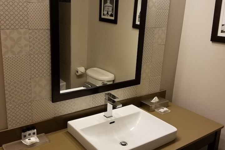 Room 17 of 33
