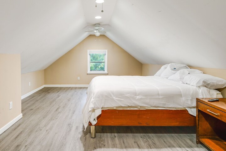 Pet-friendly Home w / Yard Near Downtown Royal Oak