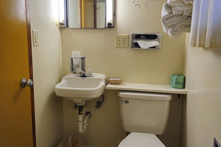 Room 28 of 46