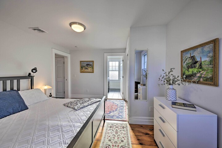 Bright Apartment - 1 / 2 Mi to Greenport Harbor!