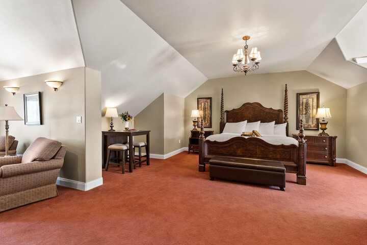 Room 33 of 74