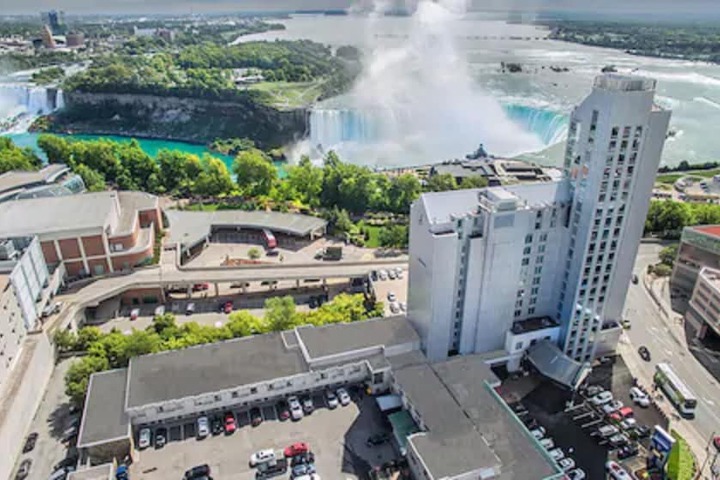 Oakes Hotel Overlooking the Falls