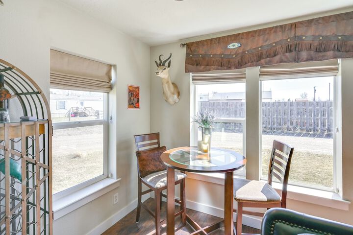 Walk to Main St! Ennis Townhome w / Balcony