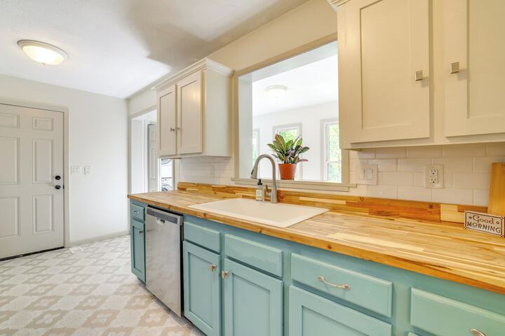Home w / Trail Access & Fire Pit in Bella Vista!