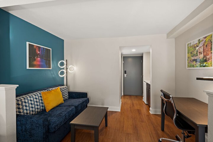Room 27 of 39