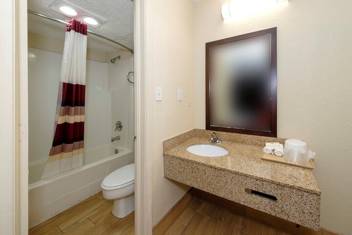 Room 13 of 33