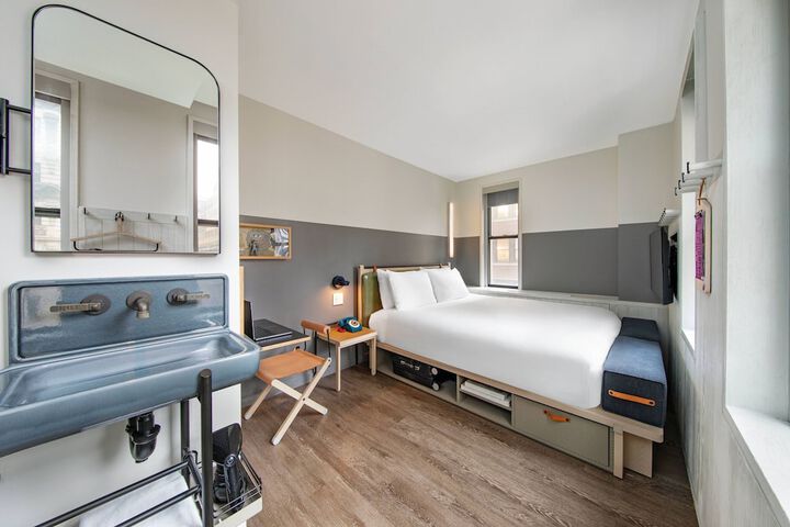 Room 35 of 59