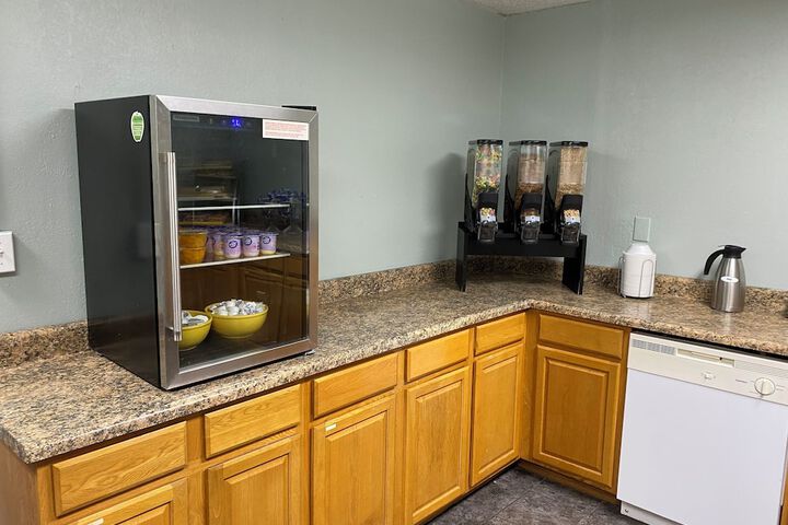 Days Inn & Suites by Wyndham Springfield on I-44
