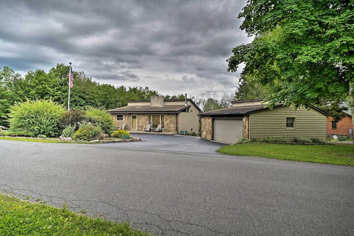 Indian Lake Retreat w / Wet Bar & Covered Deck