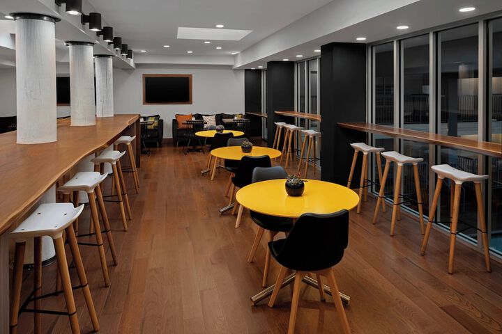 Lounge 87 of 103