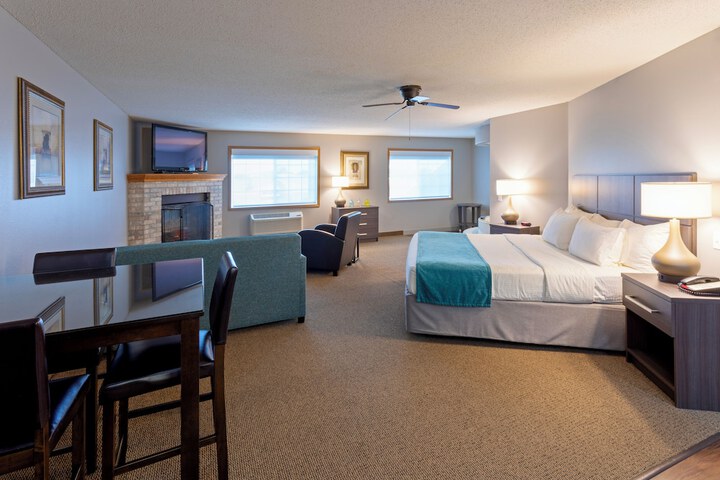 Paynesville Inn & Suites