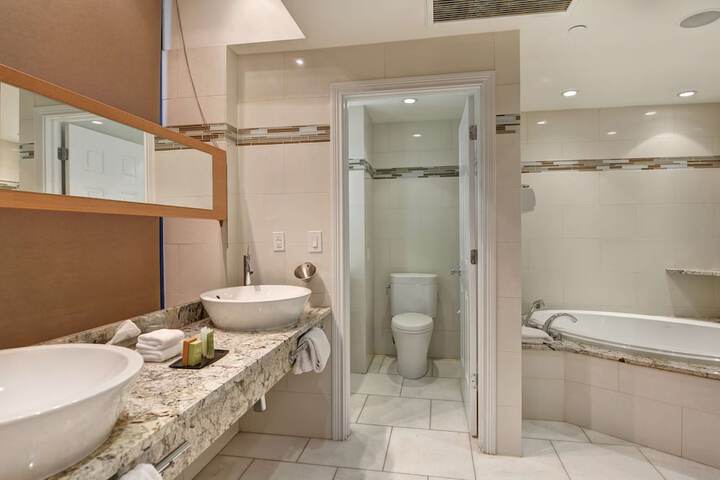 The Cincinnatian Hotel Curio Collection by Hilton