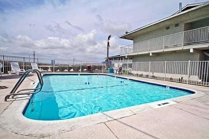 Hilltop Inn & Suites