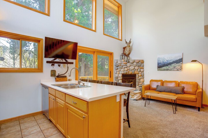 Steps to Grand Lake: the Innlet Condo!