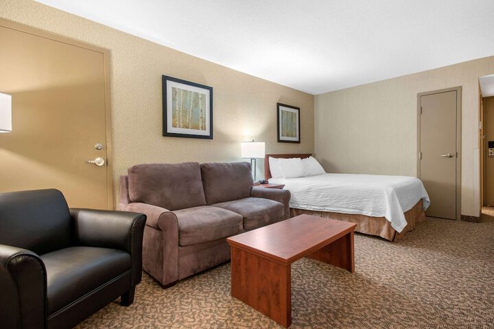 Clarion Hotel & Suites
