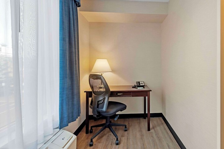 Room 25 of 40