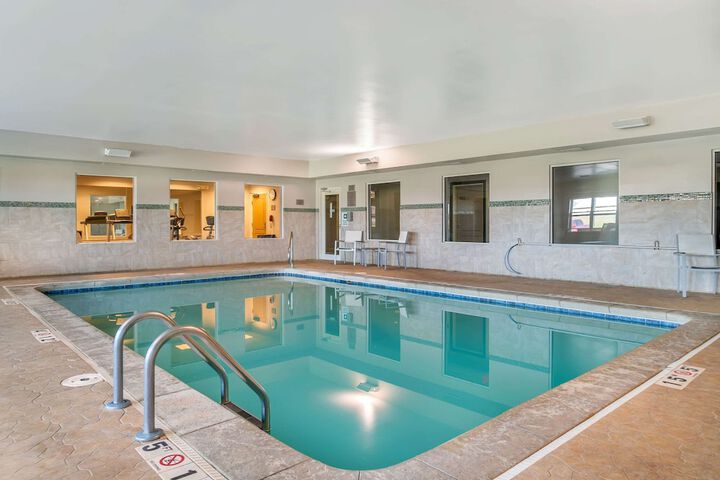 Country Inn & Suites by Radisson Rossford - Toledo South
