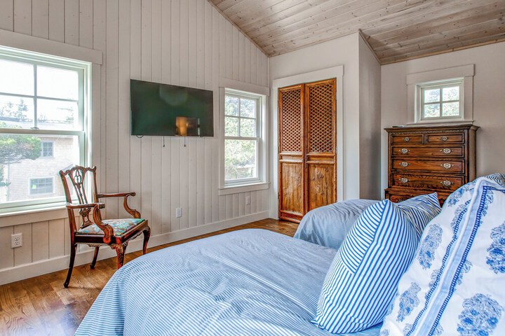 Modern Gearhart Getaway Walk to Beach & Downtown!