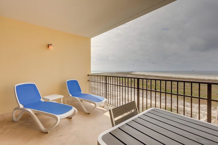 Beachfront Dauphin Island Condo w / 2 Pools & Sauna