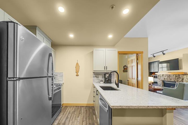 Luxury Remodeled Passage Point Condo - Short Walk to Lifts - Incredible View - PP403 by Redawning