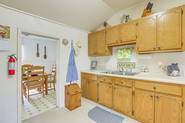 Clanton Cottage w / Charcoal Grill & Porch!
