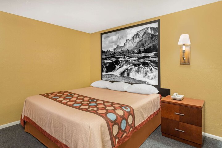 Room 10 of 15