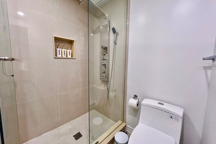 Cozy Home Near Transit & Hillcrest Mall with Free Parking