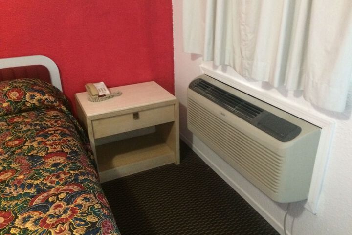Room 7 of 9