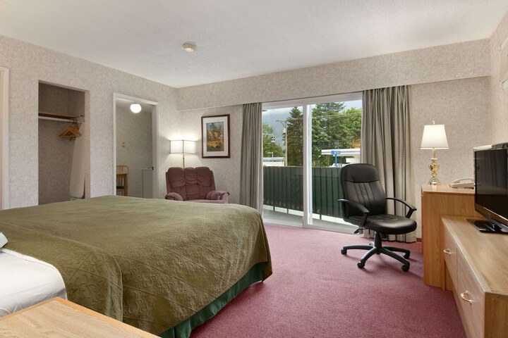 Room 17 of 28