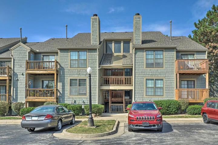 Shawnee Condo 10 Mi to Downtown Kansas City!