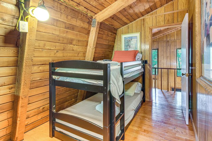 Pet-friendly Lavonia Cabin Walk to Lake Hartwell!