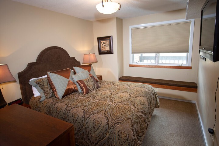 1br Ski-in Ski-out at Okemo Mountain Lodge 1 Bedroom Condo by RedAwning