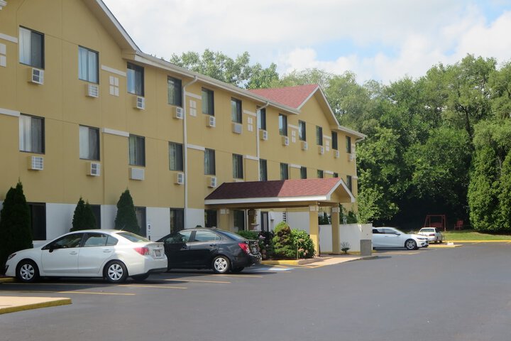 Super 8 by Wyndham Mundelein / Libertyville Area
