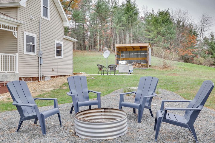 Lovely Rural Hixton Farmhouse w / Porch & Fire Pit!
