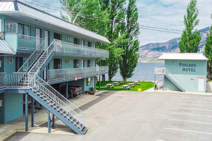 Poplars Motel on the lake
