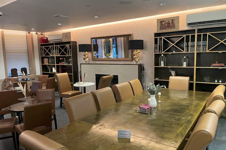 Lounge 82 of 83
